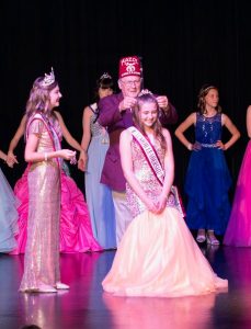 Mazol Shriner crowning the winner of the Junior Miss Teen Newfoundland and Labrador competition.